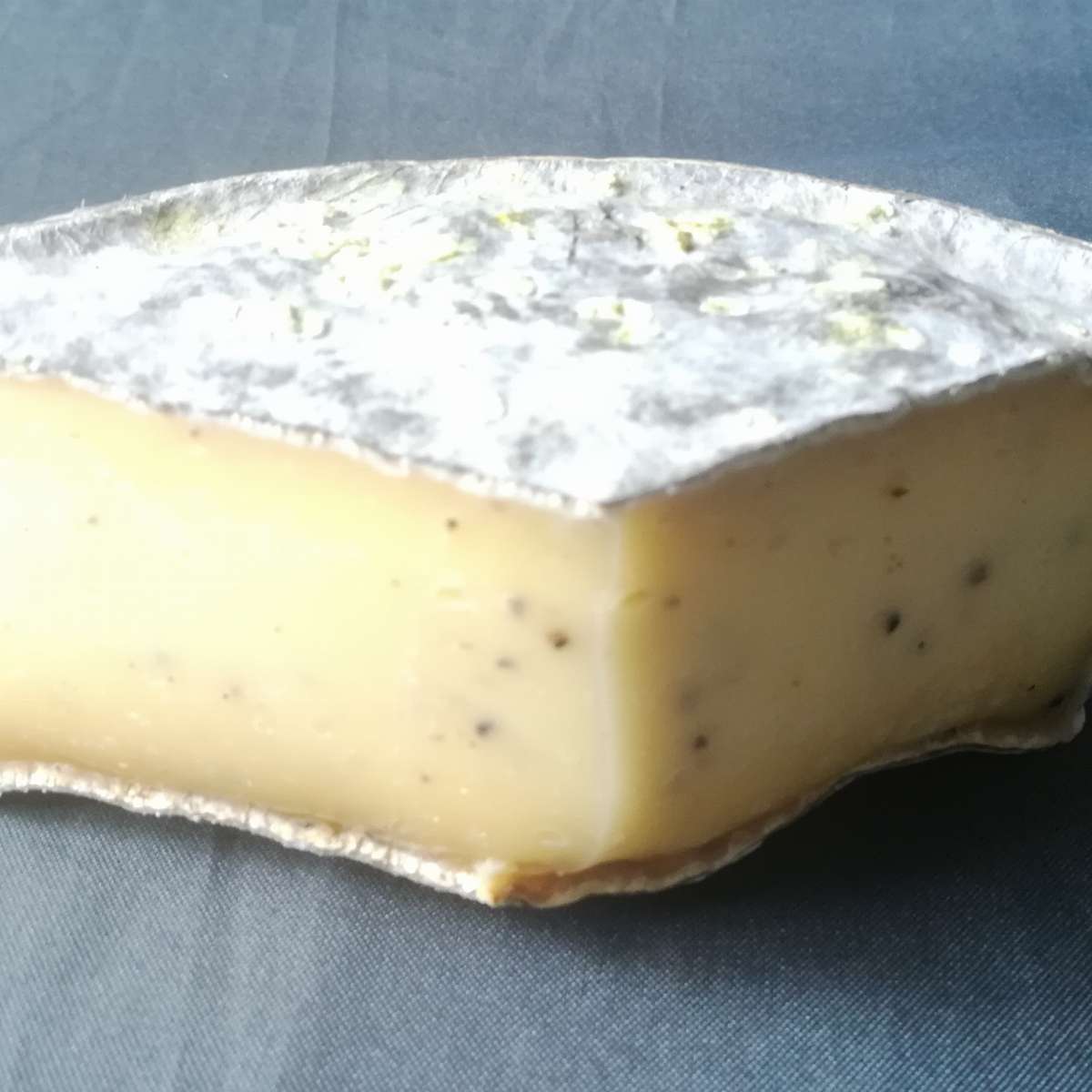 Tomme de montagne aromatisée à la truffe